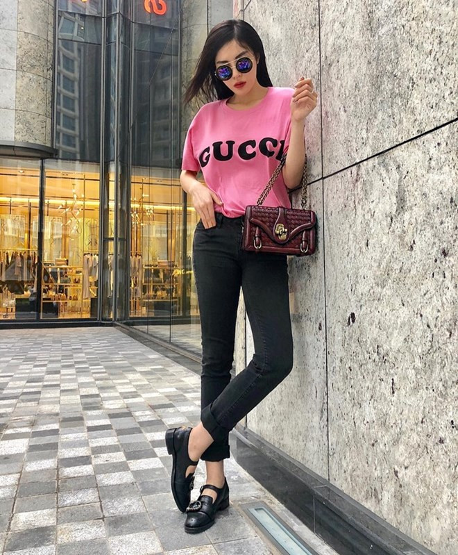  Diện áo phông Gucci hồng với quần skinny đơn giản, Kỳ Duyên tạo điểm nhấn bằng chiếc túi City Knot của Bottega Veneta, có giá lên tới hơn 100 triệu đồng.