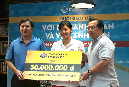  Đại diện Becamex trao tặng tiền cho thầy trò Ánh Viên