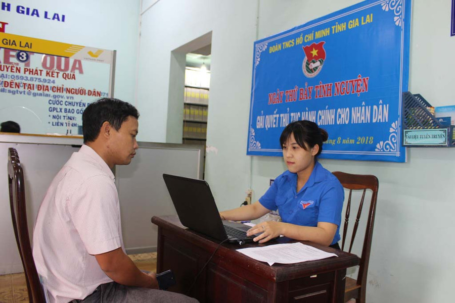 Chi đoàn Sở GT-VT ra quân “Ngày thứ bảy tình nguyện”. Ảnh: Phan Lài