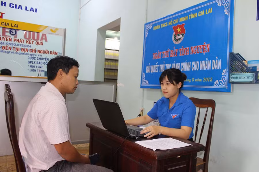 Chi đoàn Sở GT-VT ra quân “Ngày thứ bảy tình nguyện”. Ảnh: Phan Lài