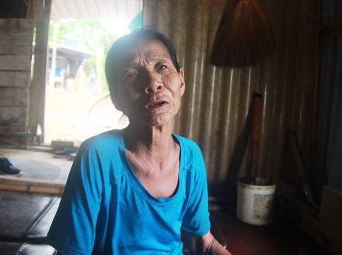 Kể từ khi ông bị đưa vào trung tâm, bà Thủy chỉ còn biết dựa vào sự quan tâm của hàng xóm và mọi người.