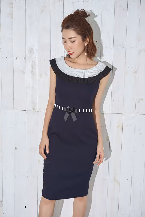 Những kiểu váy liền thân, váy ôm không còn đơn điệu khi được trang trí phần cổ áo, eo thon bắt mắt.