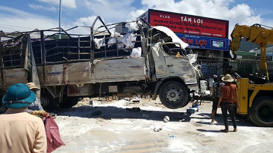 Hiện trường vụ tai nạn giao thông trên quốc lộ 20 làm 5 người tử vong tại chỗ. Hiện trường vụ tai nạn giao thông trên quốc lộ 20 làm 5 người tử vong tại chỗ.