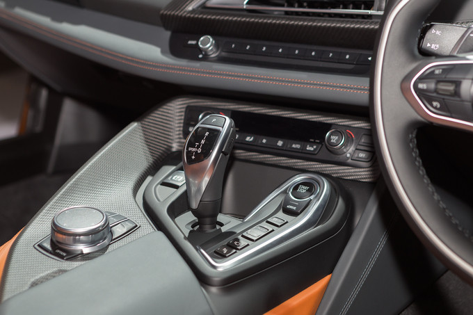 BMW i8 Roadster trang bị hệ thống thông tin-giải trí iDrive mới nhất của hãng, gồm nhiều tính năng hỗ trợ người lái. Người lái có thể ra lệnh cho xe bằng cử chỉ, để điều khiển hệ thống giải trí.