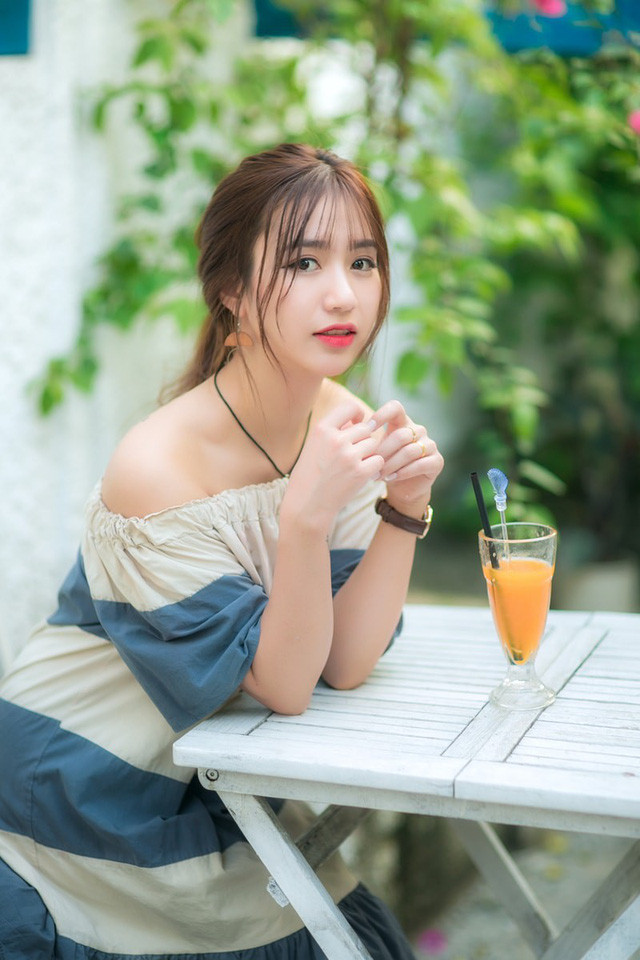 Nhiếp ảnh gia Hoàng Xuân Hiếu còn cho biết: “Bộ ảnh chỉ chụp trong vòng chưa đến 45 phút, những biểu cảm, nụ cười của bạn ấy đều rất tự nhiên”. Nhiếp ảnh gia Hoàng Xuân Hiếu còn cho biết: “Bộ ảnh chỉ chụp trong vòng chưa đến 45 phút, những biểu cảm, nụ cười của bạn ấy đều rất tự nhiên”.