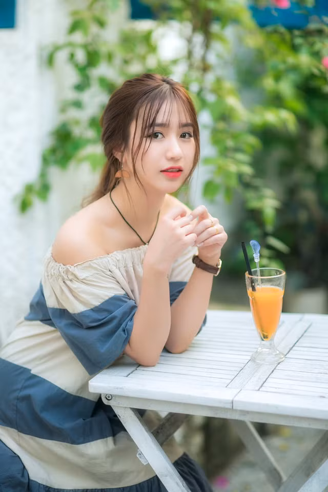 Nhiếp ảnh gia Hoàng Xuân Hiếu còn cho biết: “Bộ ảnh chỉ chụp trong vòng chưa đến 45 phút, những biểu cảm, nụ cười của bạn ấy đều rất tự nhiên”.