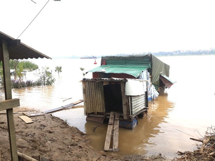 "Tổ ấm" của hai vợ chồng là căn lều nổi bên mé sông Hồng.