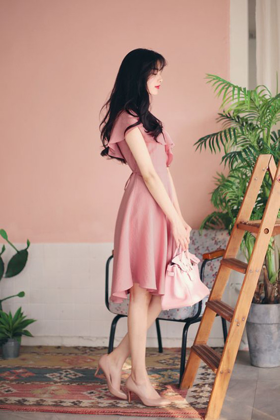  Phối túi xách, giầy cao gót có tông màu đồng điệu cùng váy cổ điển là công thức được nhiều bạn gái áp dụng.