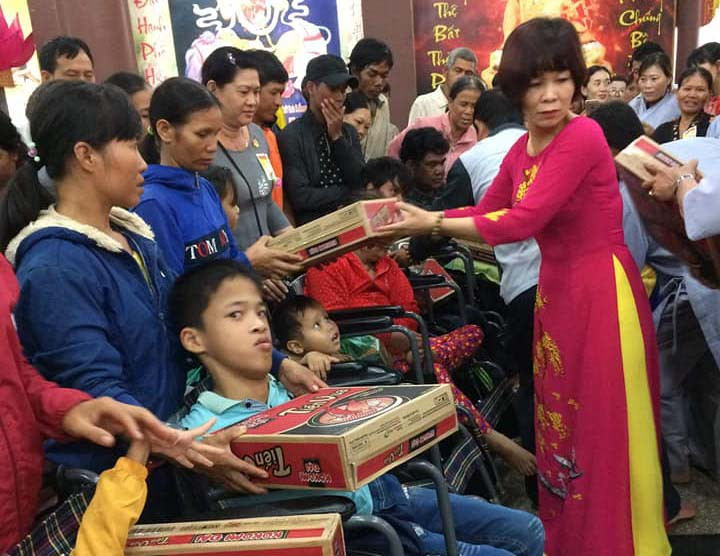  Chùa Mỹ Thạch tặng xe lăng và quà cho gia đình nạn nhân chất độc da cam/dioxin. Ảnh: Huy Hoàng