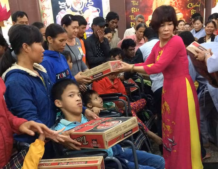  Chùa Mỹ Thạch tặng xe lăng và quà cho gia đình nạn nhân chất độc da cam/dioxin. Ảnh: Huy Hoàng