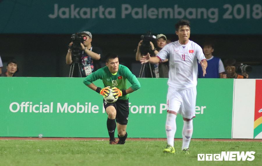 Thủ thành Bùi Tiến Dũng và hàng thủ Việt Nam giữ trắng lưới từ đầu giải. (Ảnh: Duy Thành)