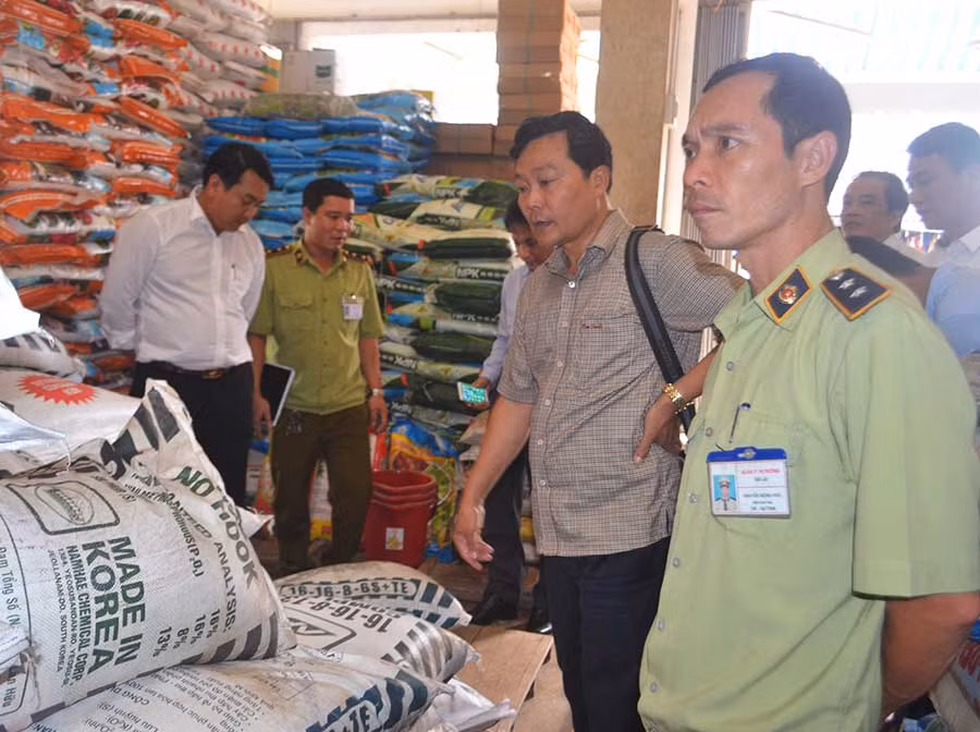  Kiểm tra hoạt động sản xuất, kinh doanh phân bón. Ảnh: D.Q