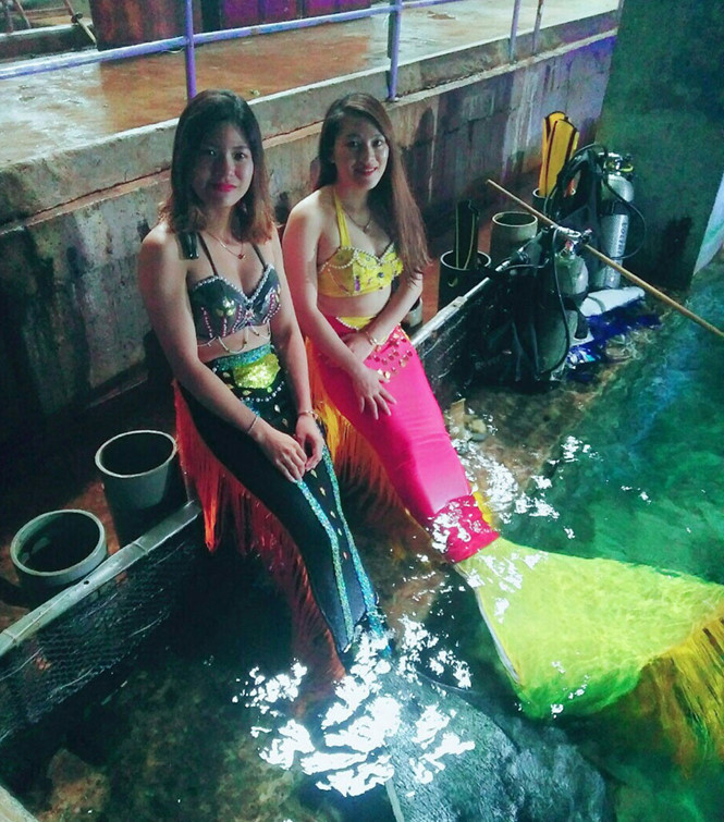 Tiên cá Uyên Phương (trái) và Lê Thị Quan sau giờ biểu diễn