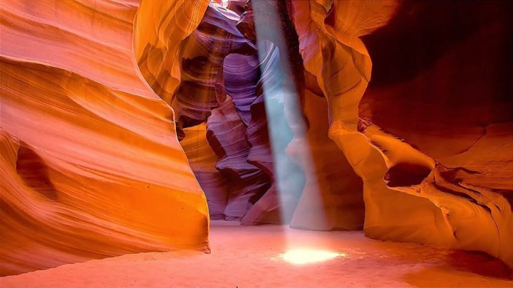 Hẻm núi Antelope ở vùng Tây Nam Mỹ có lẽ là một trong những hẻm núi được chụp ảnh nhiều nhất trên thế giới. Giống như nhiều hẻm núi khác, khu vực này bắt đầu từ một vết nứt nhỏ trên sa thạch, sau đó từ từ phát triển qua hàng triệu năm.