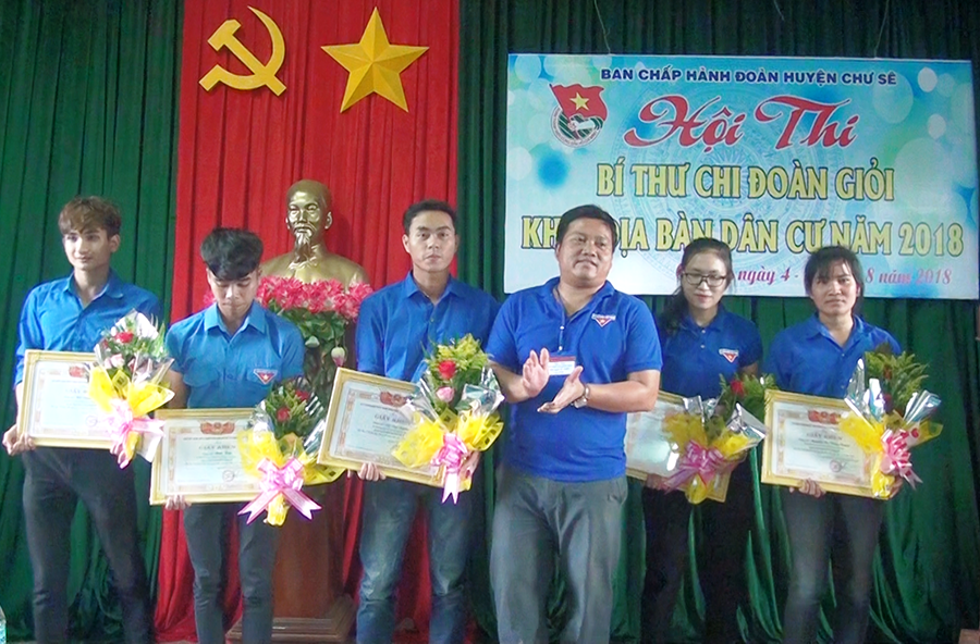 Các thí sinh có thành tích cao trong hội thi. Ảnh: Mỹ Đức