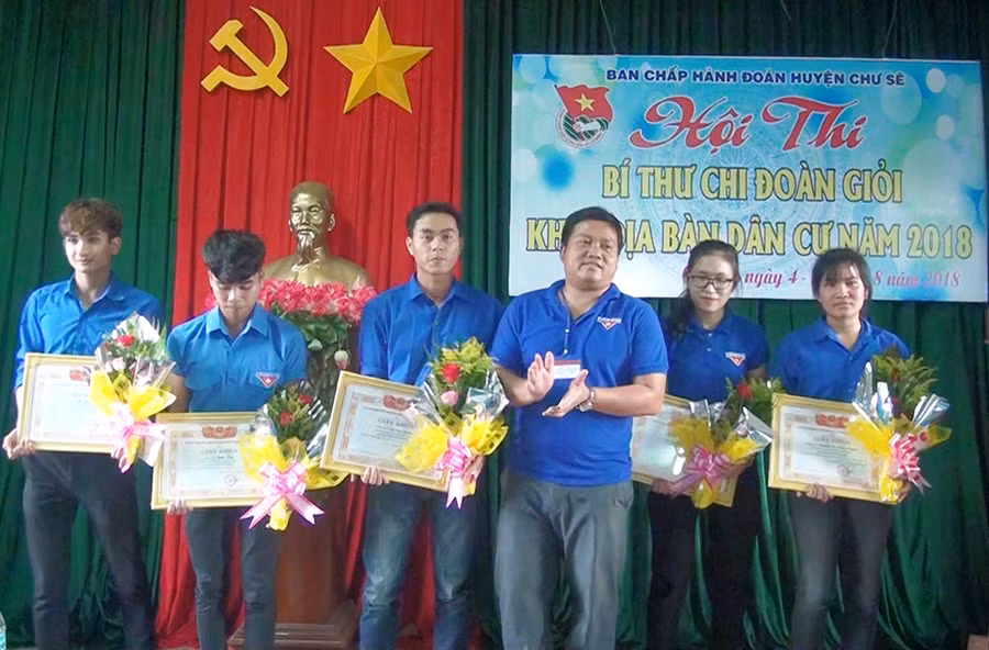 Các thí sinh có thành tích cao trong hội thi. Ảnh: Mỹ Đức