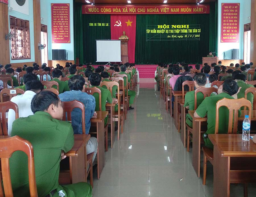 Công an tỉnh tập huấn nghiệp vụ thu thập thông tin dân cư tại thị xã An Khê. Ảnh: Thế Huynh.