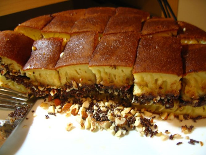  Sweet Martabak: Là một trong những món tráng miệng yêu thích của người dân Indonesia, Sweet Martabak được thêm gia vị như sôcôla, phô mai và lạc. Điều thú vị là, Martabak chỉ được bán vào buổi tối. Ảnh: Indonesian-bestrecipe