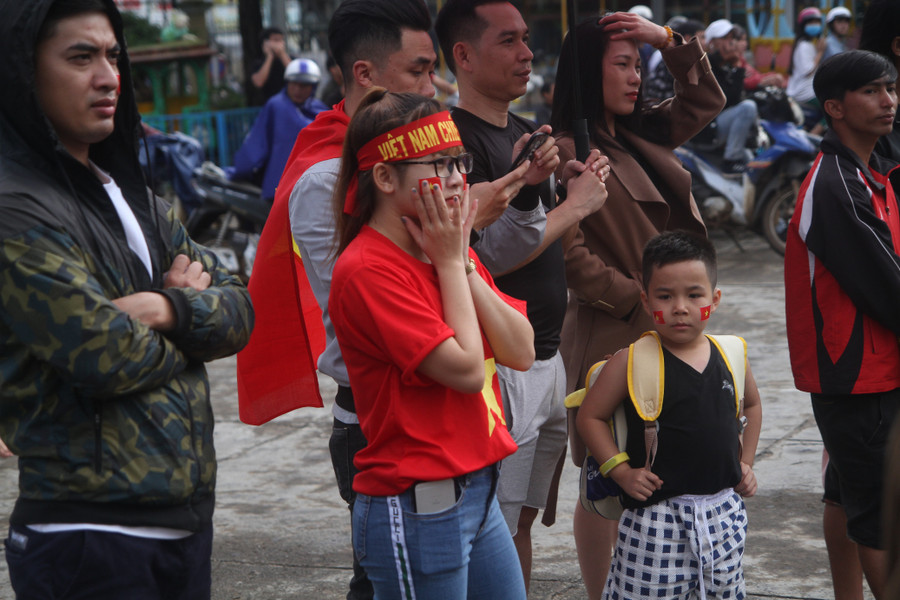 Người hâm mộ lo âu khi Việt Nam bị dẫn bàn từ khá sớm. 