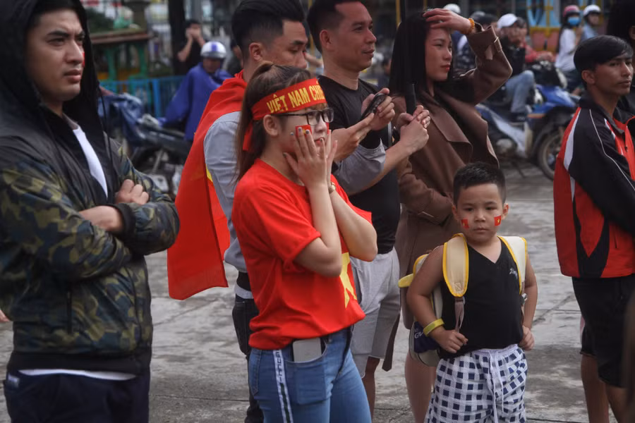 Người hâm mộ lo âu khi Việt Nam bị dẫn bàn từ khá sớm. 