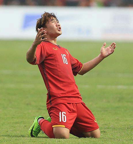 Minh Vương ăn mừng sau khi bàn từ tình huống sút phạt. Ảnh: Trung Nam