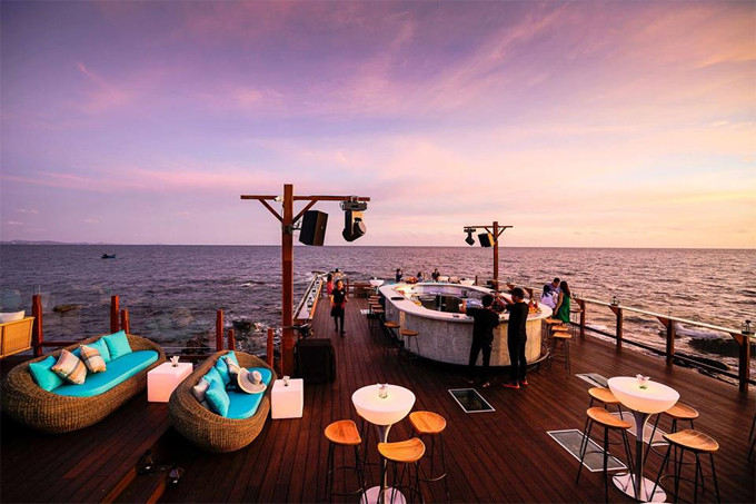 Tầm nhìn của bar giúp bạn có giảm giác thư giãn tối đa. Ảnh: Rock Island Club Tầm nhìn của bar giúp bạn có giảm giác thư giãn tối đa. Ảnh: Rock Island Club