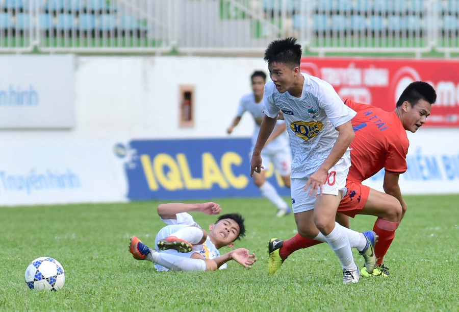 HA.GL (áo trắng) trước nguy cơ sớm trở thành cựu vương ở sân chơi U21 Quốc gia năm 2018, Ảnh Minh Vỹ