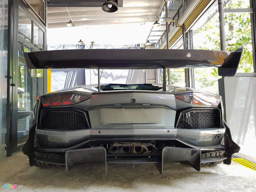 Siêu xe này không tác động gì đến khối động cơ V12, 6.5 lít, công suất 690 mã lực và mô-men xoắn 690 Nm. Theo Lamborghini, siêu xe chỉ mất 2,9 giây để tăng tốc từ 0-100 km/h nhờ sử dụng động cơ hút khí tự nhiên. Khoang động cơ được phủ sợi carbon.