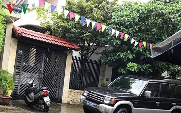 Một trong 4 bị can bị khám xét nhà là ông Phan Ngọc Thạch (nguyên Chủ tịch Hội đồng Quản trị, Tổng Giám đốc Công ty Cổ phần Du lịch Đà Nẵng). Trong ảnh: Công an khám nhà riêng ông Phan Ngọc Thạch (ảnh: PV/VOV miền Trung)