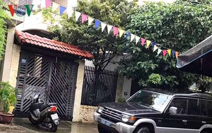 Một trong 4 bị can bị khám xét nhà là ông Phan Ngọc Thạch (nguyên Chủ tịch Hội đồng Quản trị, Tổng Giám đốc Công ty Cổ phần Du lịch Đà Nẵng). Trong ảnh: Công an khám nhà riêng ông Phan Ngọc Thạch (ảnh: PV/VOV miền Trung)