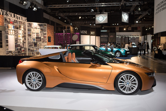 i8 Roadster được BMW phát triển từ phiên bản mui cứng i8 Coupe, nằm trong serie xe sử dụng động cơ lai thân thiện môi trường mà hãng phát triển.