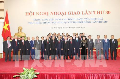 Các đồng chí lãnh đạo Đảng, Nhà nước và các đại biểu dự Hội nghị Ngoại giao lần thứ 30 chụp ảnh chung. Ảnh: Trí Dũng – TTXVN