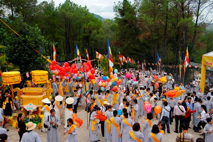  Sau các nghi lễ niệm phật, thả bồ câu cầu hòa bình thế giới an lạc, nhiều đoàn phật tử ở các chùa đã diễu hành dâng hương hoa và vật phẩm cúng dường Đức Bồ Tát Quán Thế Âm.