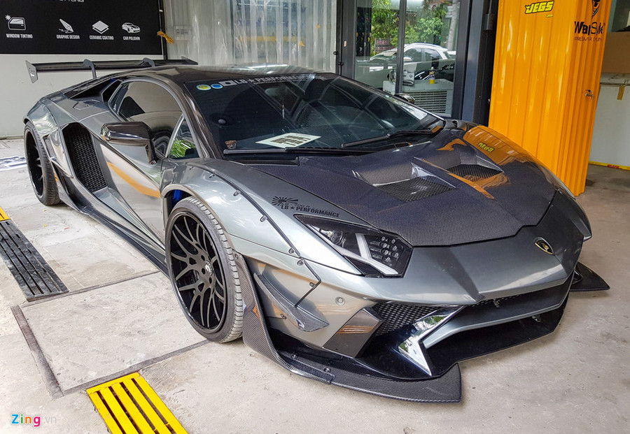  Lamborghini Aventador có số lượng hơn 10 chiếc tại Việt Nam, trong số đó nhiều nhất là phiên bản tiêu chuẩn coupe. Để tạo ra sự khác biệt, một chủ xe đã độ theo phong cách Liberty Walk để thỏa mãn sở thích cá nhân. Đây là chiếc Aventador đình đám về Việt Nam năm 2016 với màu sơn Le Mans Blue, xe có nguồn gốc từ Mỹ.