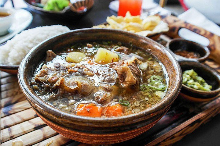  Sop Buntut: Có nguyên liệu chính là đuôi bò nấu cùng các loại rau củ và thảo dược, món ăn này cũng được gọi là sốt đuôi bò. Người Jakarta thường ăn kèm loại súp này với cơm, hương vị cay nồng và trong trẻo của nước súp khiến du khách càng ăn càng thích thú. Đặc biệt, bạn có thể thêm vào đó vài giọt chanh hoặc ăn kèm với nước sốt cay sambal để món ăn trọn vị hơn. Ảnh: Sethlui