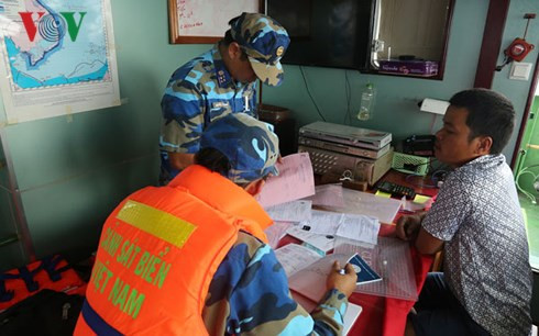 Lực lượng chức năng BTL Vùng CSB4 kiểm tra giấy tờ, hóa đơn hàng hóa của tàu vi phạm.