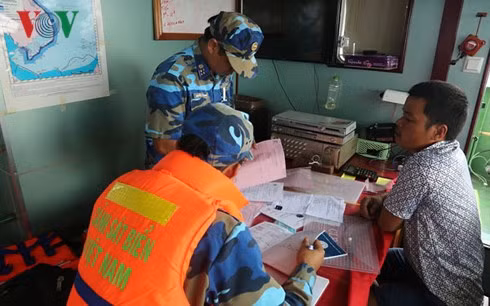 Lực lượng chức năng BTL Vùng CSB4 kiểm tra giấy tờ, hóa đơn hàng hóa của tàu vi phạm.