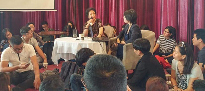 Các bạn trẻ ngồi kín hội trường nghe bà Ninh nói chuyện Các bạn trẻ ngồi kín hội trường nghe bà Ninh nói chuyện