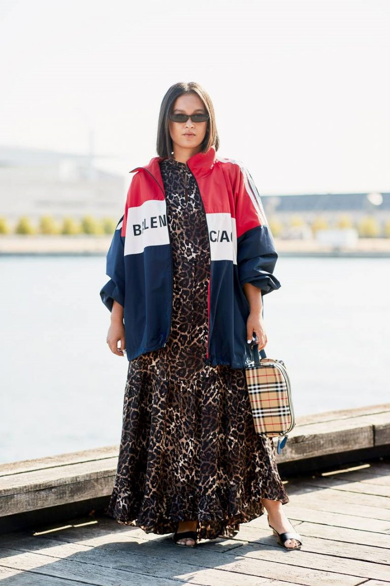 Họa tiết da động vật: Da báo là một trong những họa tiết yêu thích của Công nương Diana. Bà luôn lựa chọn thiết kế có họa tiết này trong những chuyến nghỉ dưỡng mùa hè. Theo tờ Who What Wear, chính sự ảnh hưởng của Diana đã khiến họa tiết da báo có màn trở lại ấn tượng trong mùa mốt năm nay với những biến tấu khác biệt từ các thương hiệu thế giới. 