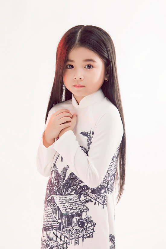 Những nét vẽ sketch trắng đen trên nền vải lụa trắng, đơn giản mộc mạc làm nổi bật lên một làng quê thanh bình yên ả trong mắt trẻ thơ.