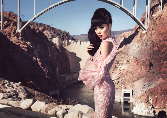 Jessica Minh Anh là người mẫu Pháp gốc Việt. Cô hiện là chủ một công ty tổ chức sự kiện thời trang ở Paris. Jessica Minh Anh tâm sự, cô muốn đưa nền thời trang Việt Nam vươn xa ra thế giới. Người đẹp mới bắt tay với một thương hiệu Việt Nam, chuẩn bị đưa bộ sưu tập 'Girls run the world' giới thiệu với bạn bè quốc tế. Người đẹp chụp ảnh ở đập thủy điện Hoover Dam của Mỹ. Jessica Minh Anh là người mẫu Pháp gốc Việt. Cô hiện là chủ một công ty tổ chức sự kiện thời trang ở Paris. Jessica Minh Anh tâm sự, cô muốn đưa nền thời trang Việt Nam vươn xa ra thế giới. Người đẹp mới bắt tay với một thương hiệu Việt Nam, chuẩn bị đưa bộ sưu tập 'Girls run the world' giới thiệu với bạn bè quốc tế. Người đẹp chụp ảnh ở đập thủy điện Hoover Dam của Mỹ.