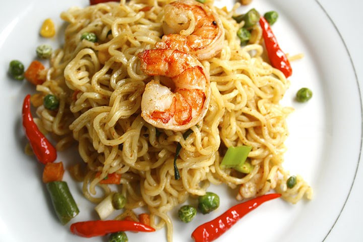  Indomie: Đây là món mì ăn liền được yêu thích nhất ở Indonesia, sự nổi tiếng của nó đã vượt xa biên giới nước này và được đông đảo du khách quốc tế biết đến. Sự khác biệt nằm ở gói gia vị đóng sẵn đi kèm. Cách chế biến rất đơn giản, chỉ cần chần mì với nước, vớt ra và trộn với gia vị. Ảnh Afrolems