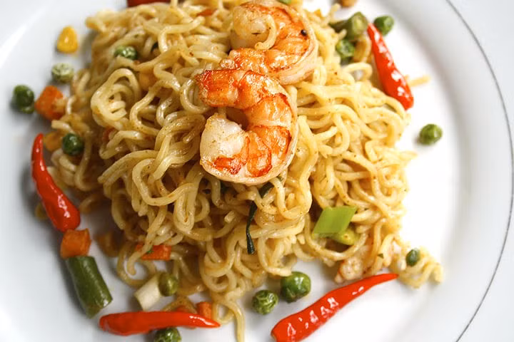  Indomie: Đây là món mì ăn liền được yêu thích nhất ở Indonesia, sự nổi tiếng của nó đã vượt xa biên giới nước này và được đông đảo du khách quốc tế biết đến. Sự khác biệt nằm ở gói gia vị đóng sẵn đi kèm. Cách chế biến rất đơn giản, chỉ cần chần mì với nước, vớt ra và trộn với gia vị. Ảnh Afrolems