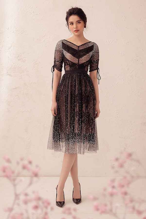 Trên chất liệu vải xuyên thấu là hoạ tiết hoa ren, ngọc trai, kim sa lấp lánh tạo điểm nhấn cho đồ đi tiệc.