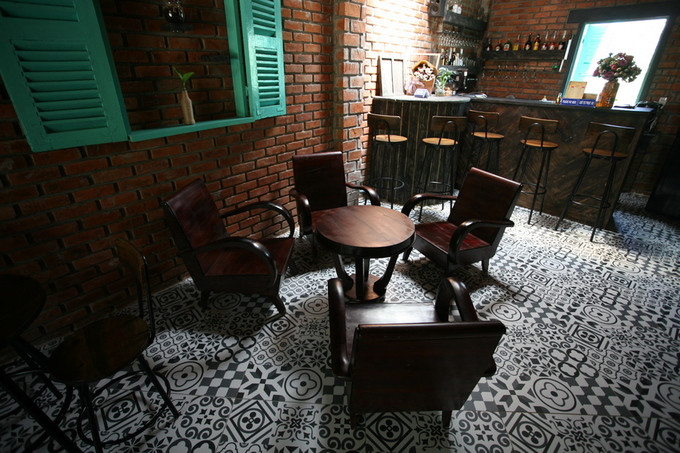 Những bộ bàn ghế cũ quen thuộc một thời được chủ nhân tìm mua ở Huế đưa về Đông Hà.