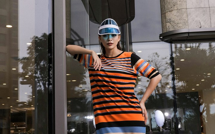  Cô nàng cũng không quên nhấn nhá bằng phụ kiện là chiếc mũ lưỡi trai chống nắng đang được giới trẻ đua nhau diện hè năm nay.