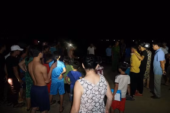  Người dân và lực lượng chức năng tại hiện trường nơi xảy ra vụ đuối nước.