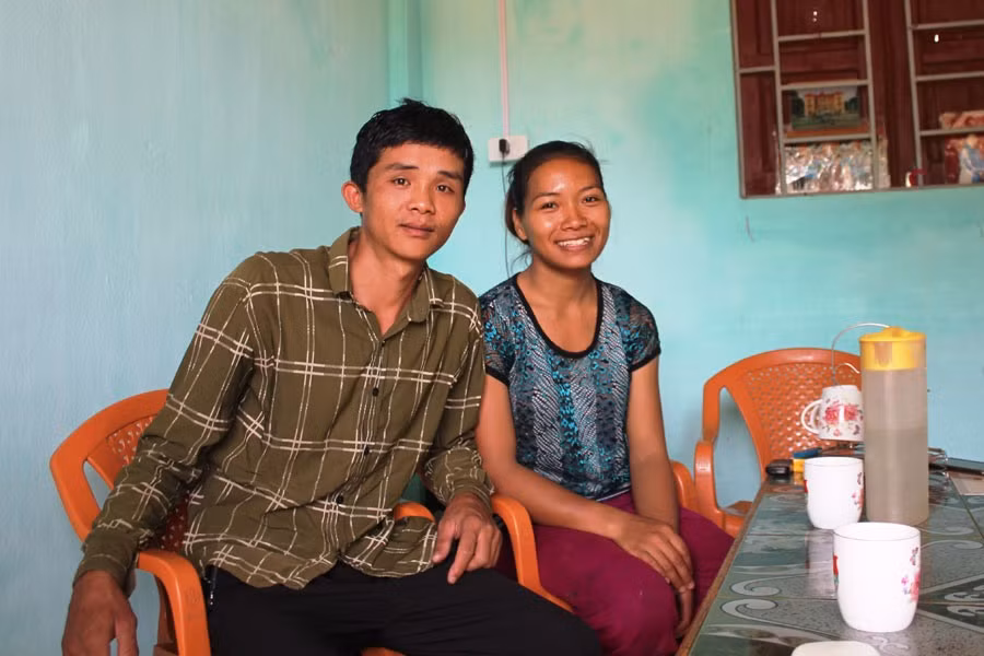 Vợ chồng Xuân phấn khởi, hạnh phúc khi được tặng nhà mới.