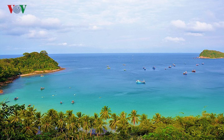 Bằng đường bộ, khách du lịch có thể đảo quanh các đảo lớn của quần đảo và chiêm ngưỡng cảnh sắc từ trên cao.