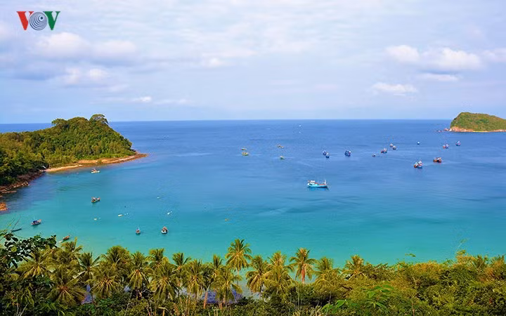 Bằng đường bộ, khách du lịch có thể đảo quanh các đảo lớn của quần đảo và chiêm ngưỡng cảnh sắc từ trên cao.